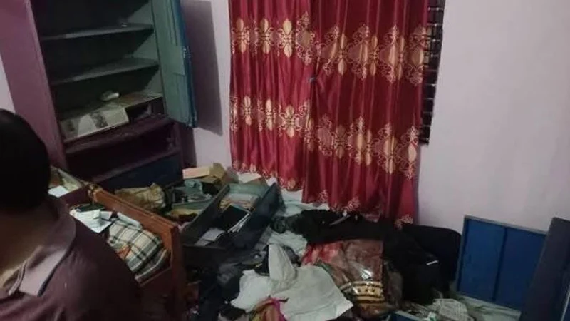 দরজা ভেঙে ঘরে ঢুকে হাত-মুখ বেঁধে স্বর্ণালংকার ও টাকা লুট